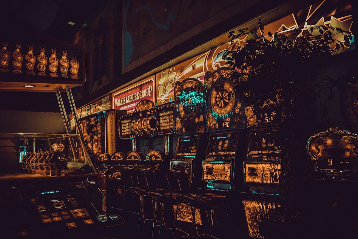 Rangkaian mesin arcade warna-warni