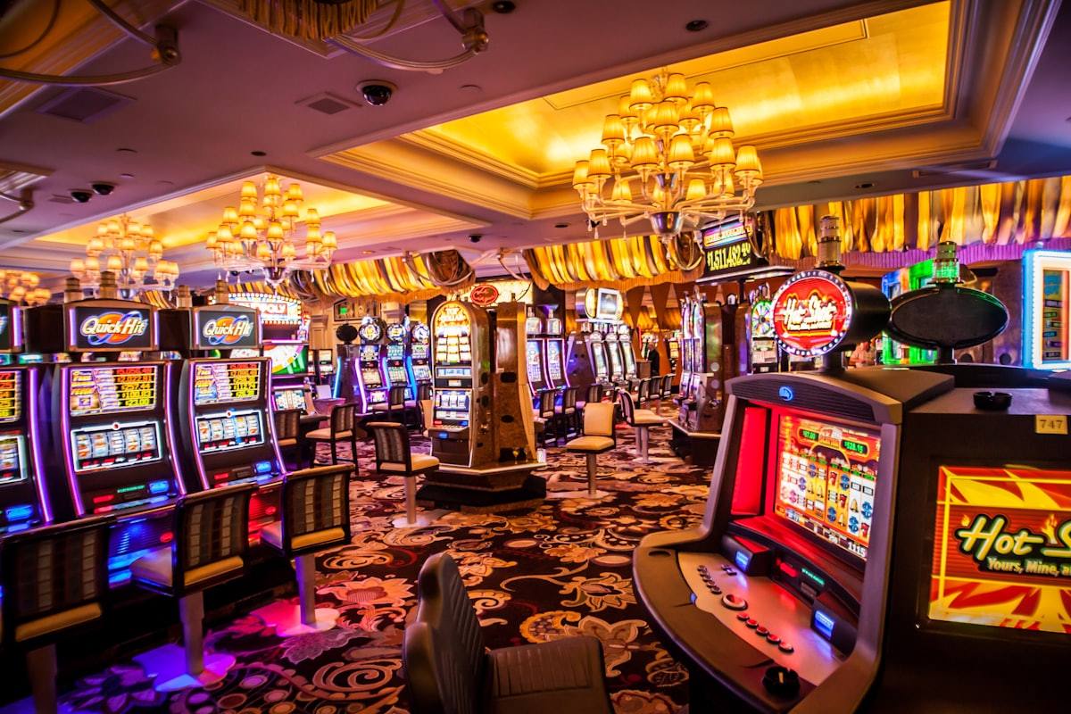 Mesin permainan arcade dengan lampu warna-warni