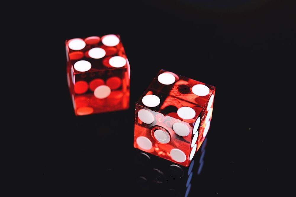 Sepasang dadu merah putih di atas permukaan meja
