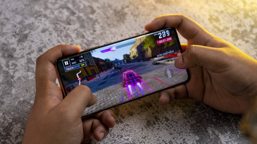 Seseorang bermain game di ponsel pintar