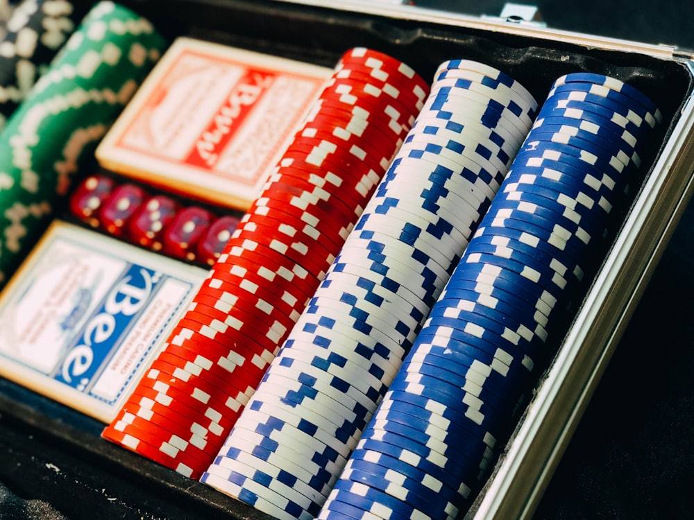 Tumpukan chip poker dengan pencahayaan hangat