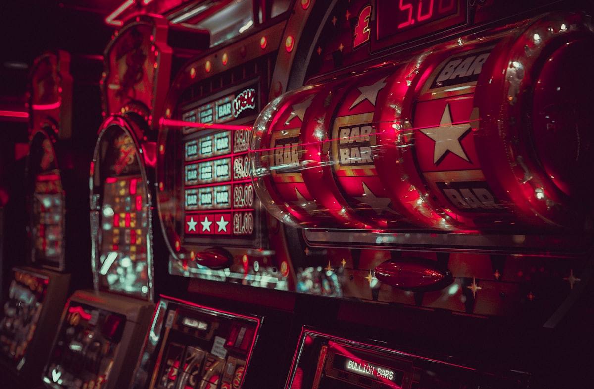 Simbol BAR, bintang, dan tujuh pada mesin slot digital