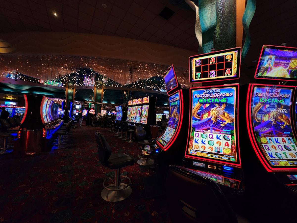 Rangkaian mesin permainan di ruang arcade yang terang