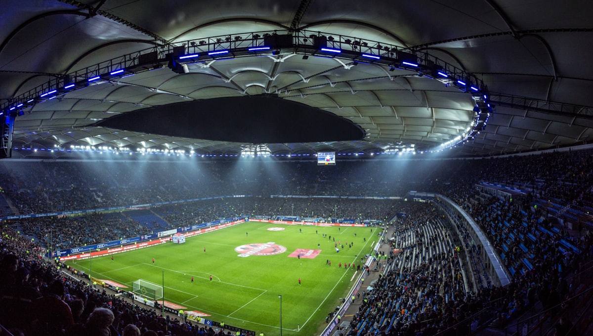 Stadion sepak bola dengan pencahayaan malam dari sudut tinggi
